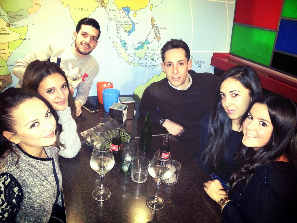 Anitta_14's tweet photo. Cenita con mis niños :) @AroitaRuiz @flavio_il @Kevinrg91 @CarolinaMcfly @Rsm2577 http://t.co/TIK55yapGa