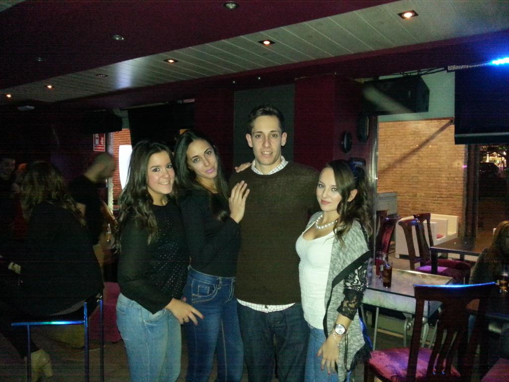 Anitta_14's tweet photo. Cenita con mis niños :) @AroitaRuiz @flavio_il @Kevinrg91 @CarolinaMcfly @Rsm2577 http://t.co/TIK55yapGa