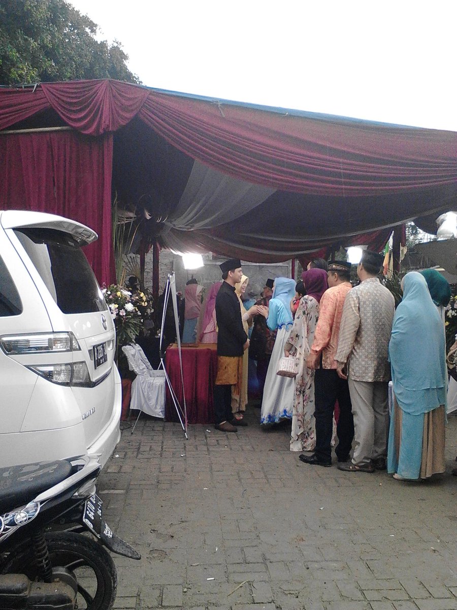 evha_kiwkiw's tweet photo. Di acara nikahan mba pur dan ki egkos....seru banget...... http://t.co/iDwUOU1ZpJ