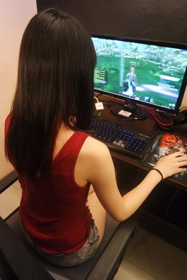 TwtDotA's tweet photo. Apa yang bakal lo lakuin di belakangnya kalo lo liat doi lagi gini? :p http://t.co/m2zUhKJHyk