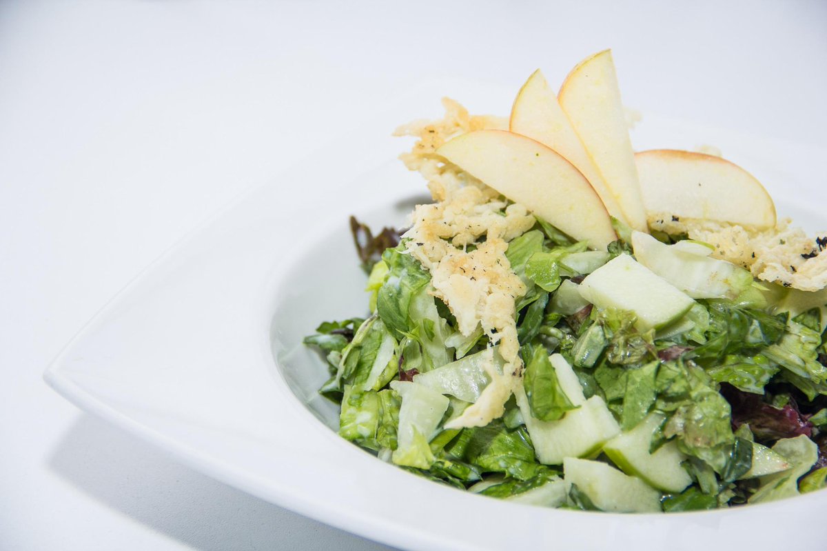 planetbistro's tweet photo. Ensalada Planet Bistro: Mescla de lechuga y rucula acompañado con manzana roja, queso de cabra, aderezo de maracuyá. http://t.co/hVPgjefaU9