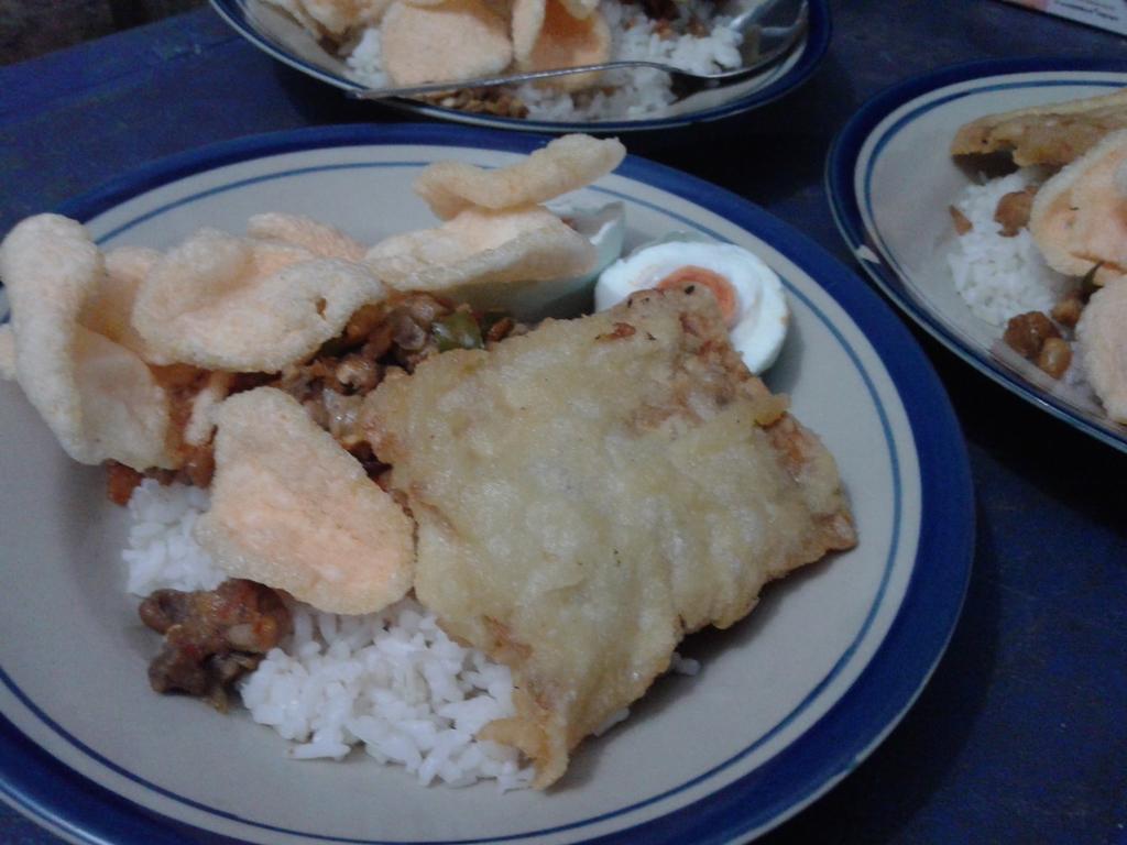 makan malam bareng @infolampung <a href="/oesahakreatif/">Usaha kreatif Lpg</a> @BocahUNILA di <a href="/UdukMangAcin/">Nasi Uduk Mang Acin</a> .