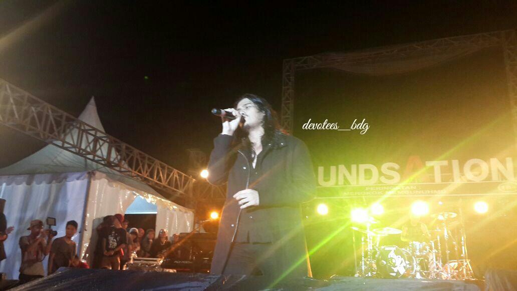 ayoe_Q's tweet image. #nyerah "@Devotees_Bdg: @DiDevirzha is in black tonight... @Devoteesbangka @Devotees_BKL @MAHADEWAband #Soundsations http://t.co/Spw9q8RcmG"