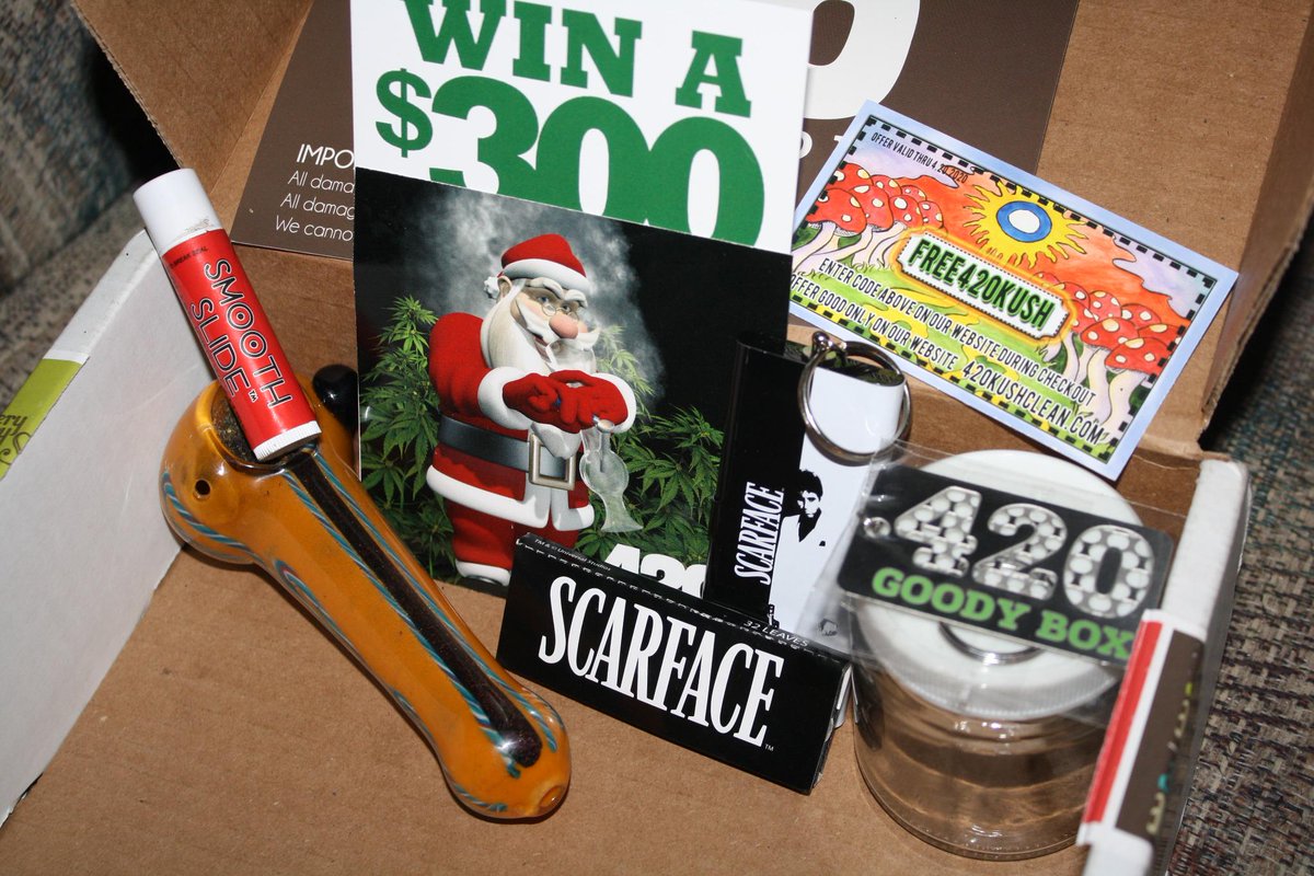 Deaths_Charm's tweet photo. @420GoodyBox #NailedIt Santa shuda been on a Shirt #420GoodyBox #VSyndicate #KushClean #JingleBowl plzAddShirts2Boxes http://t.co/7OlaR7vlBF