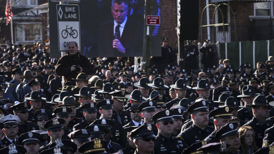 FoxNews's tweet photo. Police turn their backs on Mayor #DeBlasio during funeral for fallen #NYPD cop  http://t.co/Pui8eRlcv3 http://t.co/HM86DADfr3
