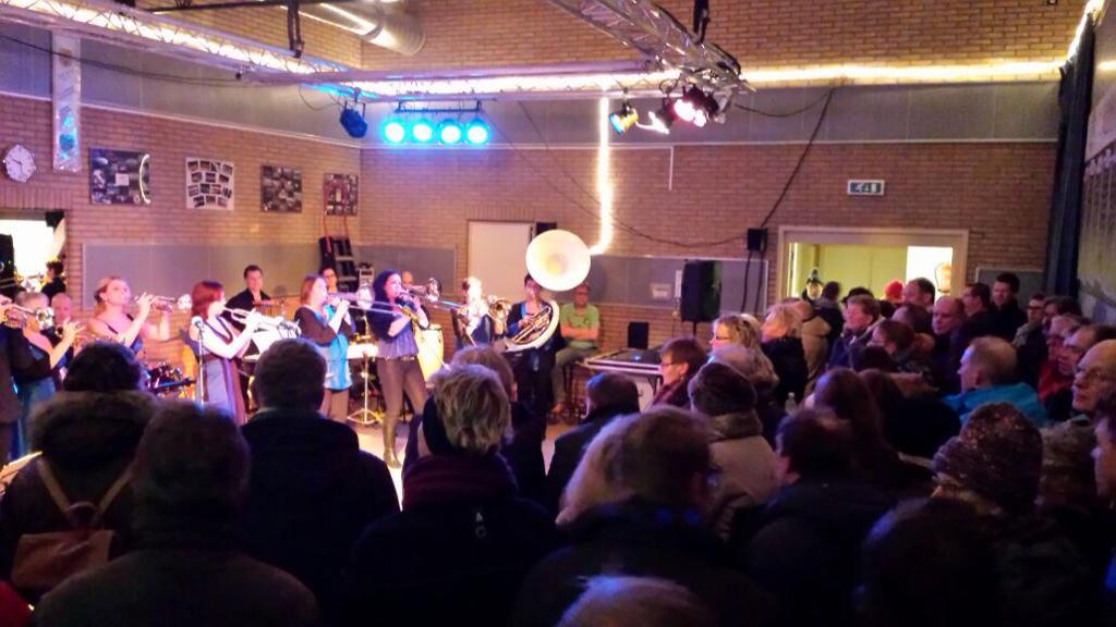 Deelnemers aan 'Op e Strun' worden in het Advendo Gebouw verrast door <a href="/TBrassSneek/">T Brass</a>. #mooipubliek #opestrun
