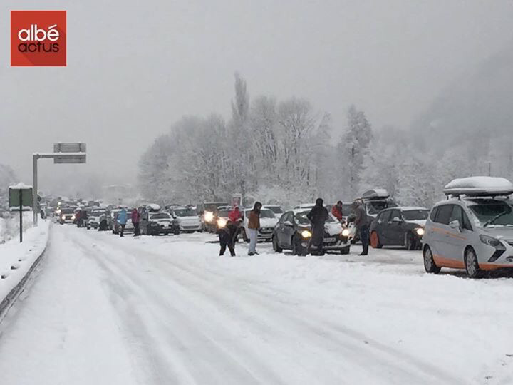 La_Tania's tweet photo. @La_Tania #3vRoadWatch This was the scene in Albertville.  Good luck transfer staff - thinking of you #latania #stars http://t.co/ziDWPP3XnH