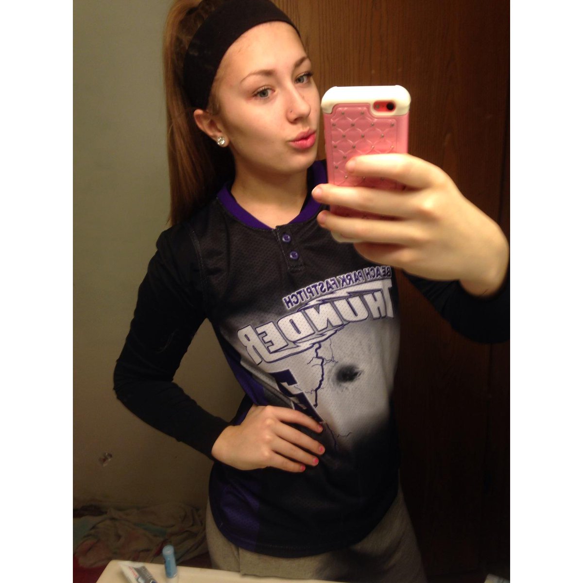 Hanneeezy's tweet photo. On my #softballflow, ya know ๐ 2 games today hashtag let's get it ๐โพ๏ธ http://t.co/j2wP86JpuJ