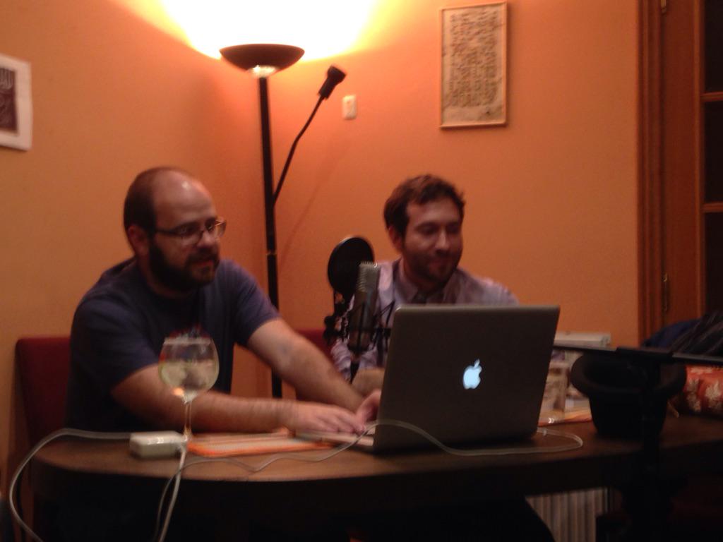 Comença la #Gin&amp;micropoesia <a href="/Saulsocjo/">Saül</a>  <a href="/elbosondehiggs/">Jumolu</a> <a href="/ferranbd/">Ferran</a> <a href="/franferri_/">Fran Ferri</a> <a href="/aupebr/">Au PB</a>