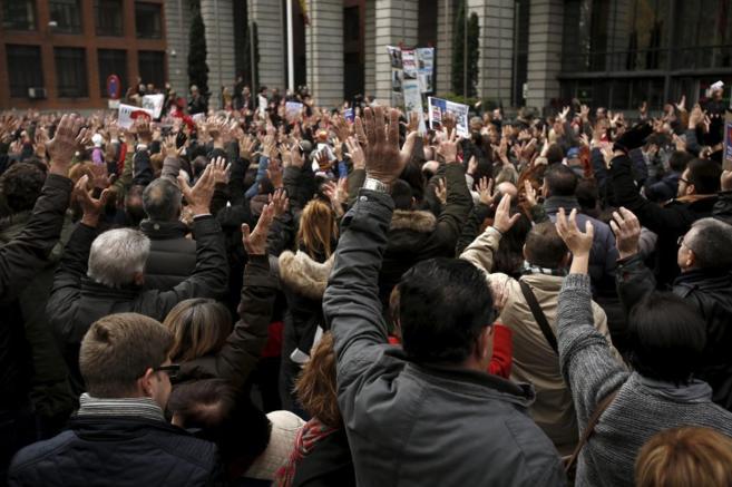 elmundoes's tweet photo. Enfermos de #HepatitisC exigen ante Sanidad que les den los nuevos tratamientos http://t.co/7C2iUP2hAE http://t.co/0BKeCaTHVl