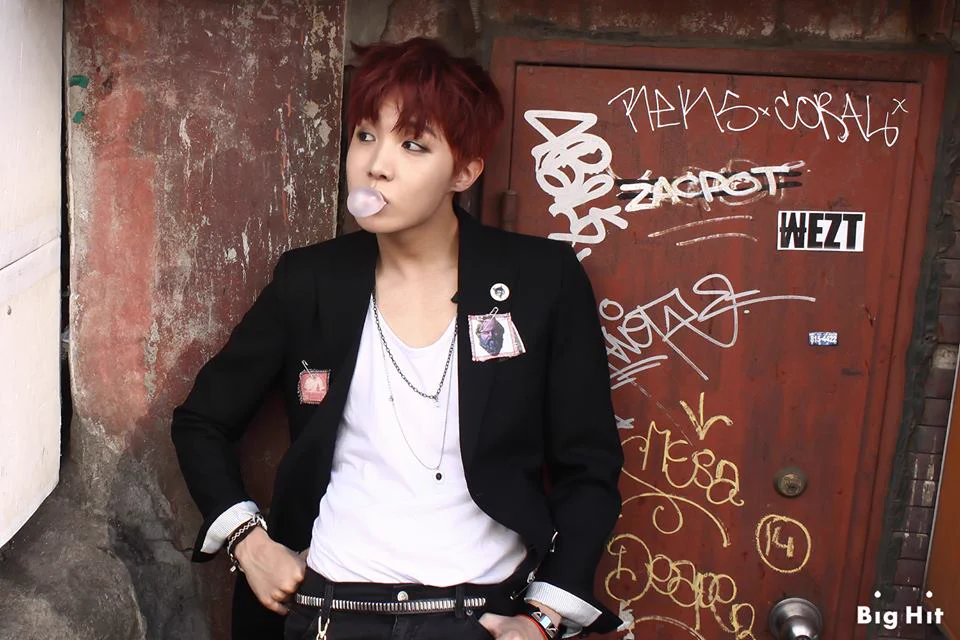 アイドル BTS broadcast war of hormone j-hope B54QfIeCUAISCji?format=webp&