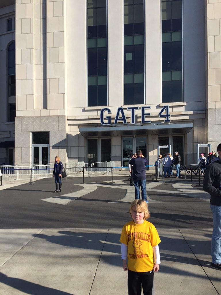 JBHarvey3's tweet photo. Outside Yankee stadium #BeatPennState #PinstripeBowl #BeADude http://t.co/0BzZ5URta1