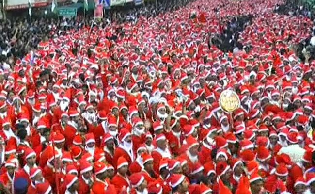 Buon Natale Thrissur.Ndtv On Twitter 18 112 Santa Clauses Set Guinness Record In Kerala Http T Co Hdwcz55xh7 Http T Co Yrgyh8uxmt