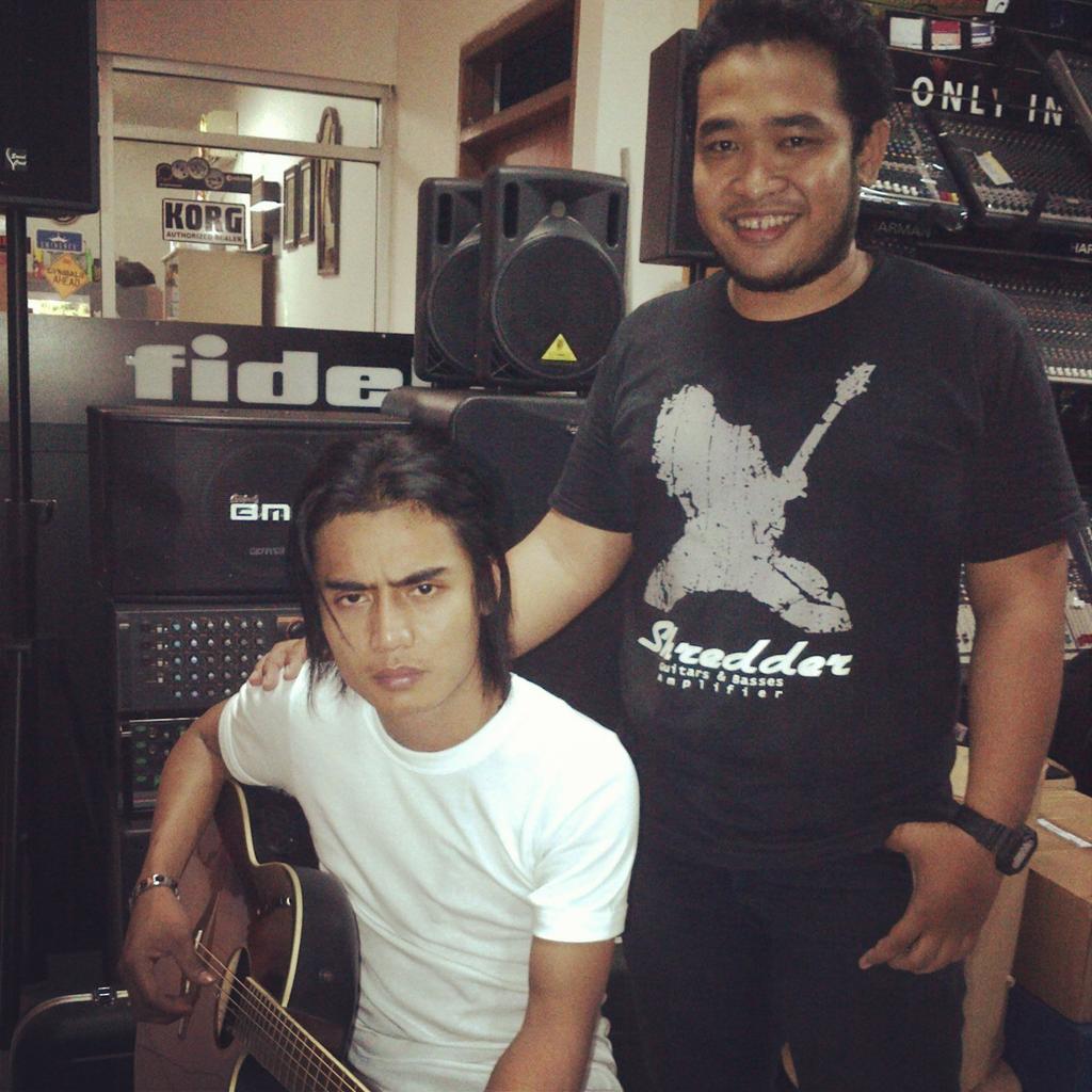 huda24978's tweet photo. Mas charly...lagu istana bintang donk http://t.co/qguBIB5lqX