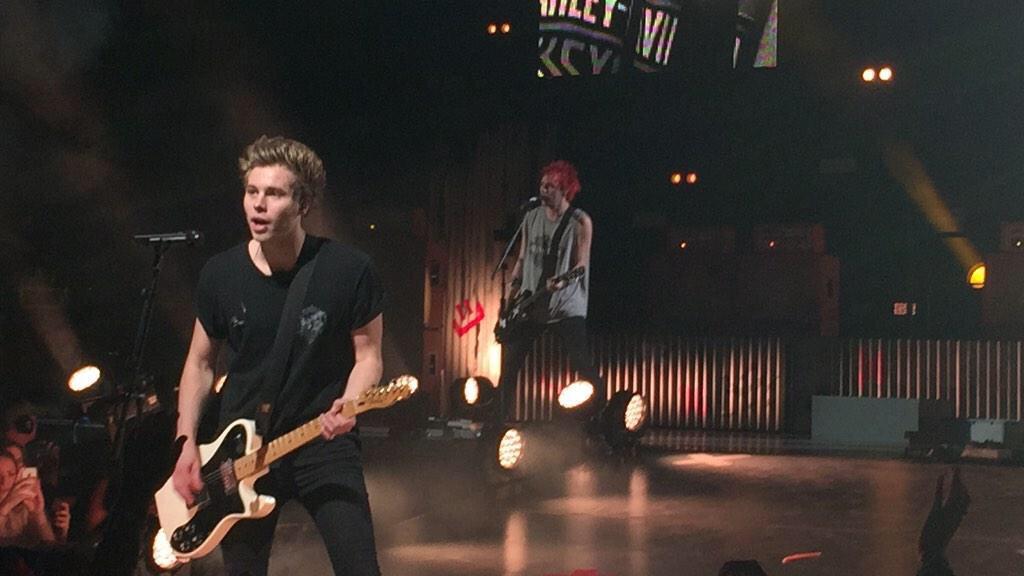 GLOWBBYHAZ's tweet photo. #5sosarizona #HERESTO5SOSMEMORIES the first ever concert of there tour๐๐ญ http://t.co/eL5uAxJbF9
