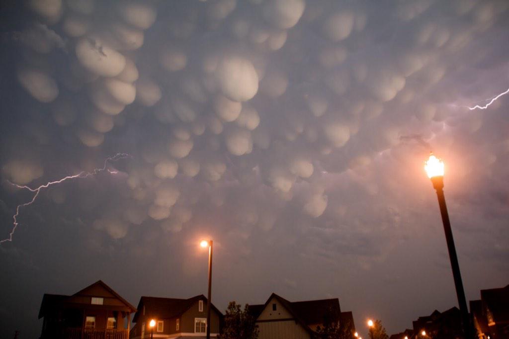 Weather_Beauty's tweet photo. Beautiful mammatus clouds with lightning http://t.co/jJMUHYhzjO