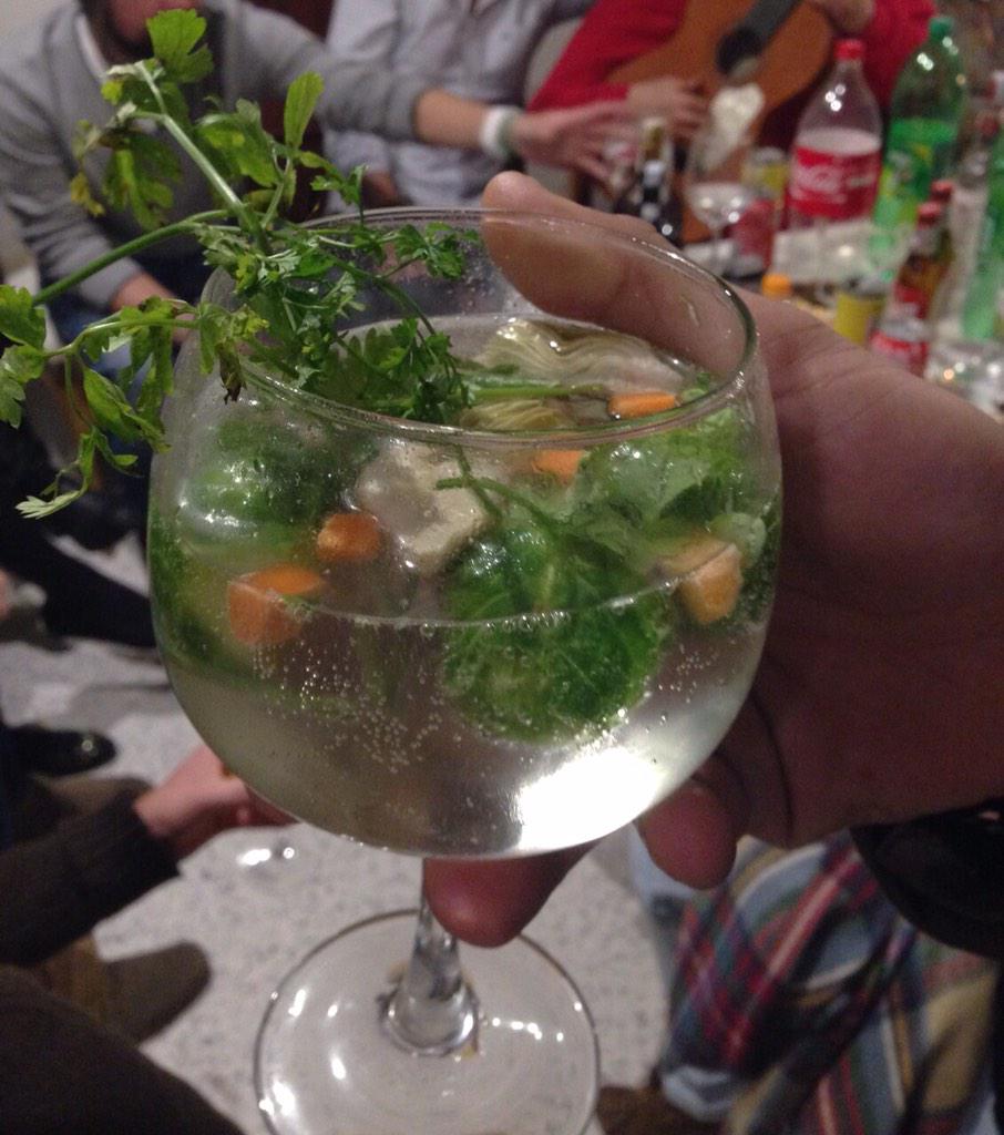 frannicolas_'s tweet photo. De Gintonic con @moedetriana: Menestra de gintonic http://t.co/ytfTIEEBoB