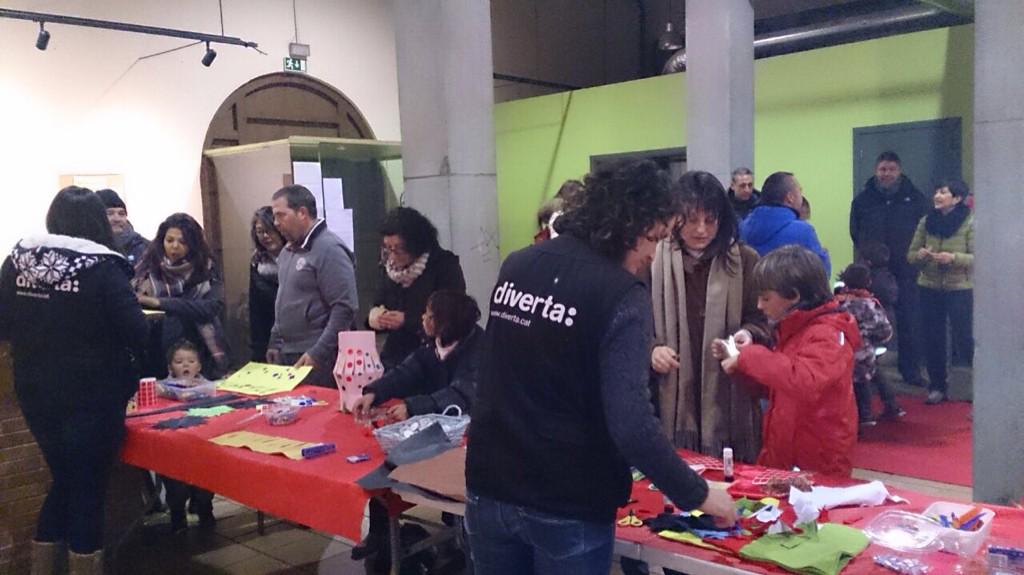 Divertaeduca's tweet photo. Avui fem fanalets a #lloretdemar i personatges de pal, reis reciclats mes fanalets a #gurb @RamonSoldevila @eva_prat http://t.co/7HVqmBeC7G