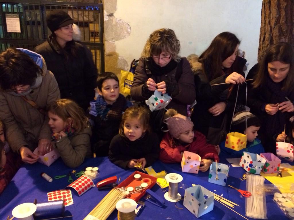 Divertaeduca's tweet photo. Avui fem fanalets a #lloretdemar i personatges de pal, reis reciclats mes fanalets a #gurb @RamonSoldevila @eva_prat http://t.co/7HVqmBeC7G