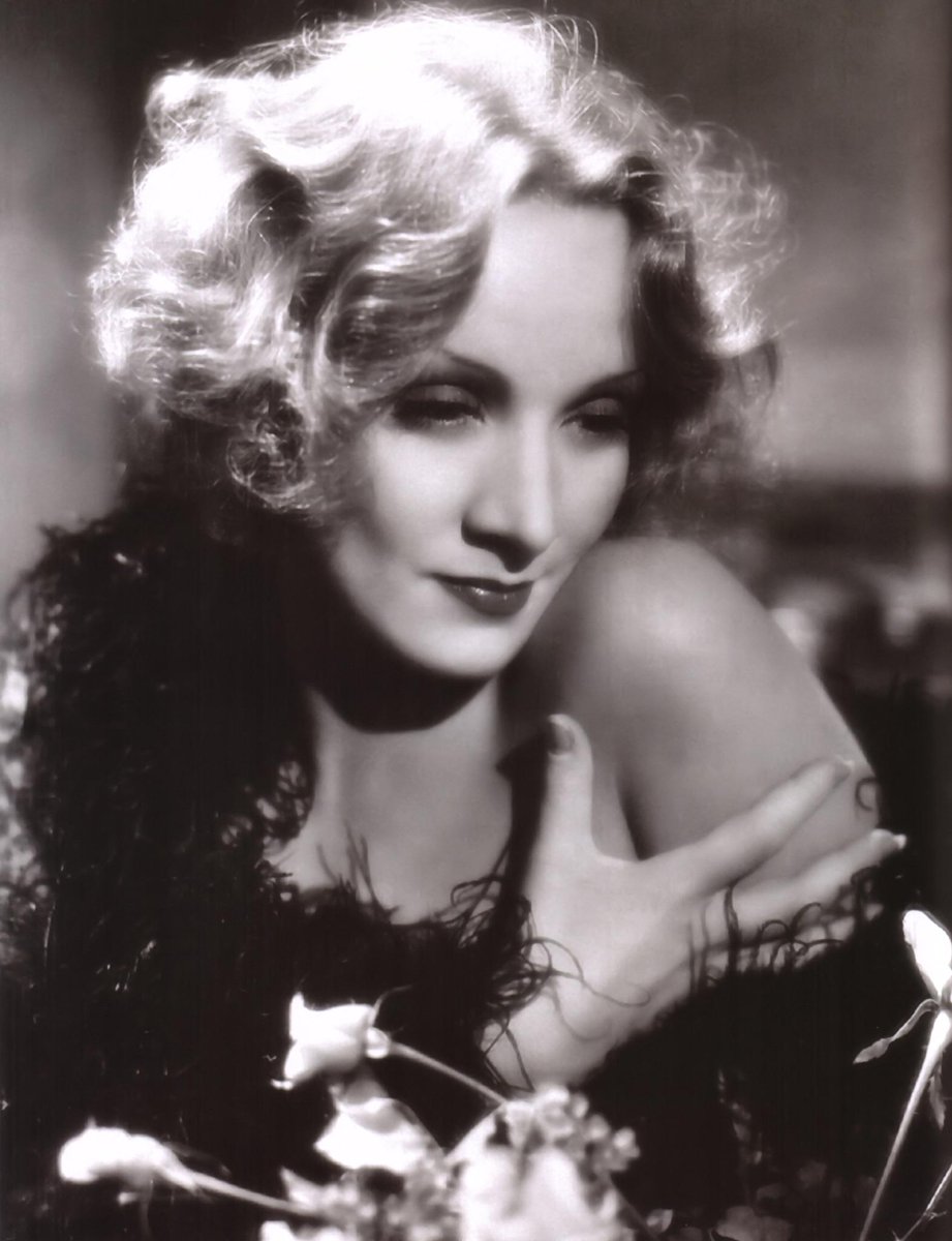 retroclassics1's tweet photo. Happy birthday Marlene Dietrich (12/27/1901 - 5/6/1992) #MarleneDietrich http://t.co/w3mrGIUgDt