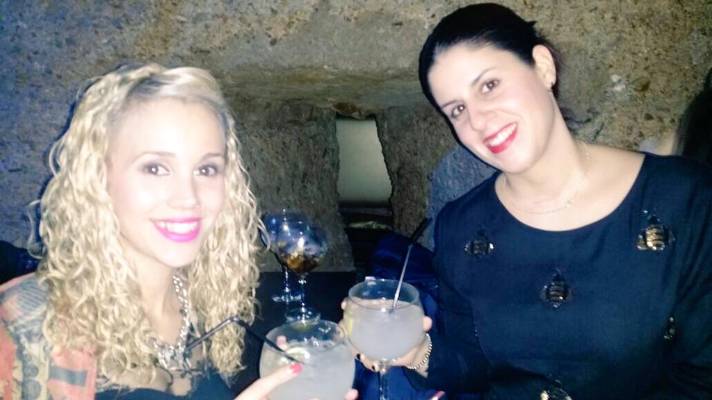 Isa_MMolina's tweet photo. Copa y puro! Y xq mañana se curra!😉 @fuensan_tika @Isa_MMolina http://t.co/jSjSbxsutz