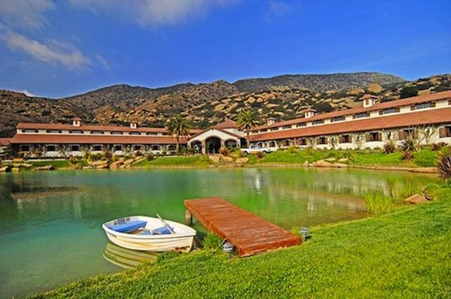 monarchmoney's tweet photo. Home in Simi Valley, California 
Estimated price $75 Million 
Features 123 acres and a bunch of stuff for horses http://t.co/wsH4CUIuCA