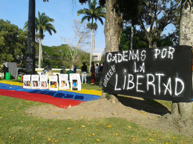ChimeneasTrigal's tweet photo. Encadenados n la Redoma de Guaparo #Valencia n lucha por los Presos Politicos y el sistema de INJUSTICIA de Vzla http://t.co/CtbyNsDY2h