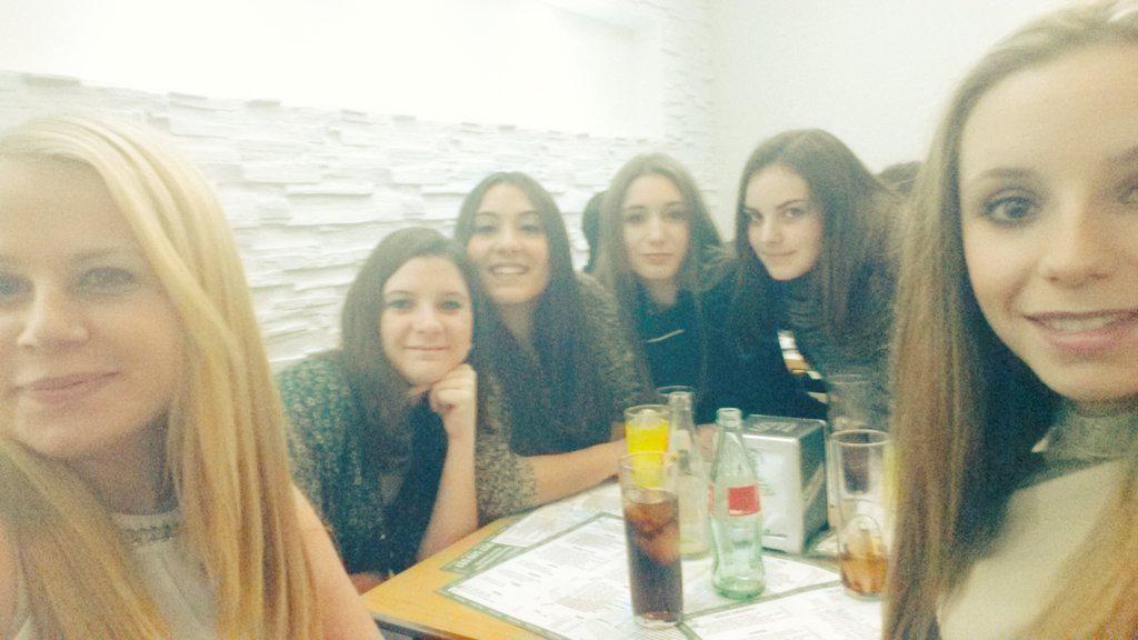ChariSerrano97's tweet photo. "@ana_grsan: De cenitaaa 💕 @5_blanca @ChariSerrano97 @gireeen @chee_98 @estheravalos8 http://t.co/EThG36TZzQ"