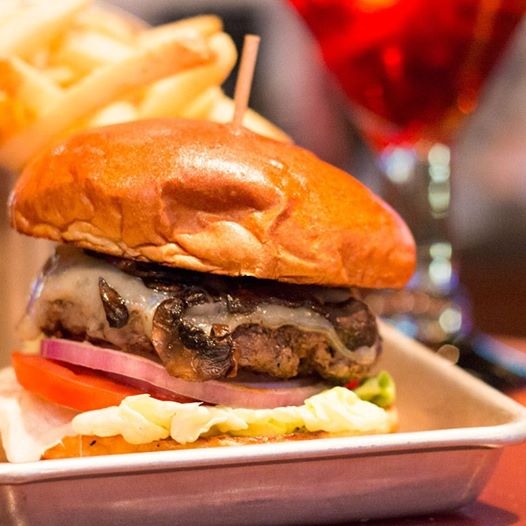 foxhoundkop's tweet photo. Oh, holy burger, your cheese and mushrooms are overflowing! http://t.co/5OXZ2JYfW7