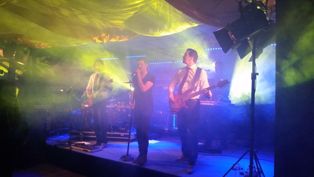 AZC_Zutphen's tweet image. Het 10e AZC - GALA is in volle gang! @xstaticlive breekt de tent af! #azc #gala