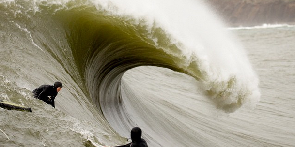 SurferLiving's tweet photo. RT @SurfTV: AWESOME MAVERICKS! See full image + more @ http://t.co/ZVKxVvTPQX http://t.co/MaYmyeQfLJ