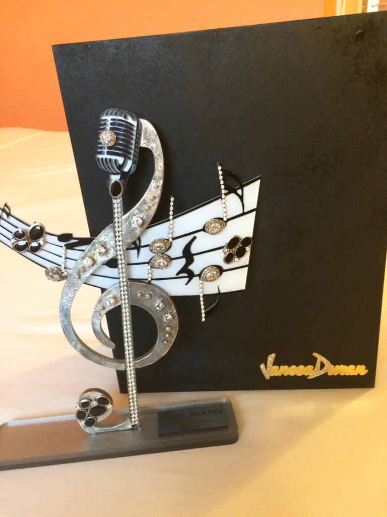 vanesaduranjoya's tweet photo. Acompañamos la gran final de @dosalexito con los premios de los finalistas realizados con joyas de @vanesaduranjoya http://t.co/tM5cNuJJPO