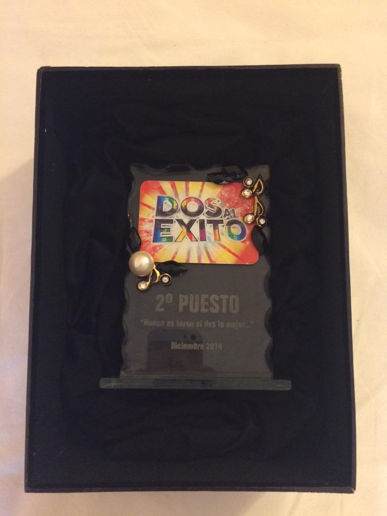 vanesaduranjoya's tweet photo. Acompañamos la gran final de @dosalexito con los premios de los finalistas realizados con joyas de @vanesaduranjoya http://t.co/tM5cNuJJPO