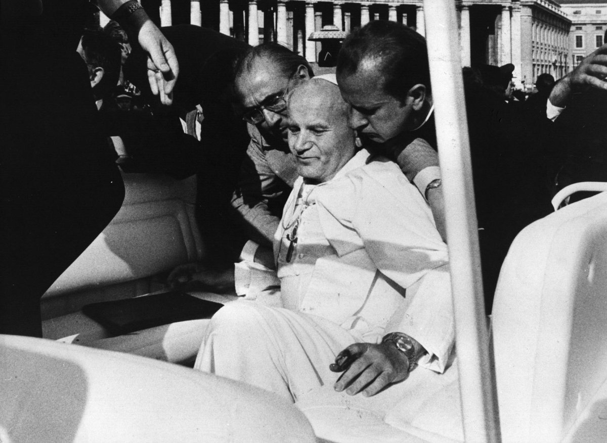 A3Noticias's tweet photo. El hombre que intentó matar a Juan Pablo II lleva flores a su tumba [VÍDEO] http://t.co/8969hI0ReE http://t.co/3ZJPg3m4Mt