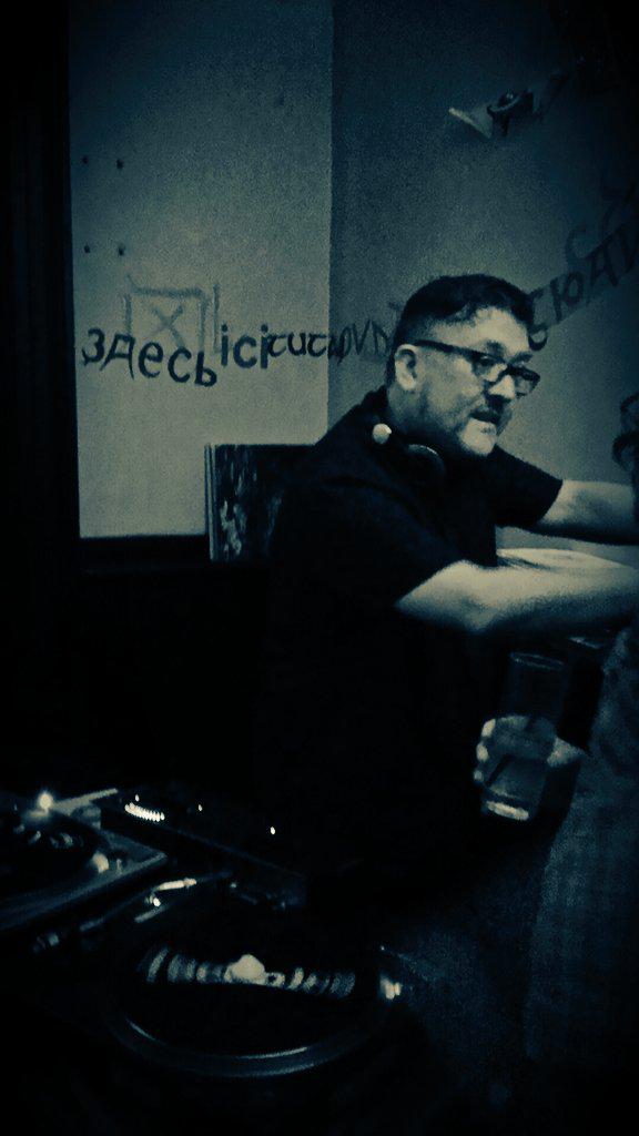 PlaySWAK's tweet photo. #Playswak DJ Karl behind the wheels of steel
#PlaySomethingWeAllKnow
#vinyljunkie #vinylDJ http://t.co/tThpp9vUNP