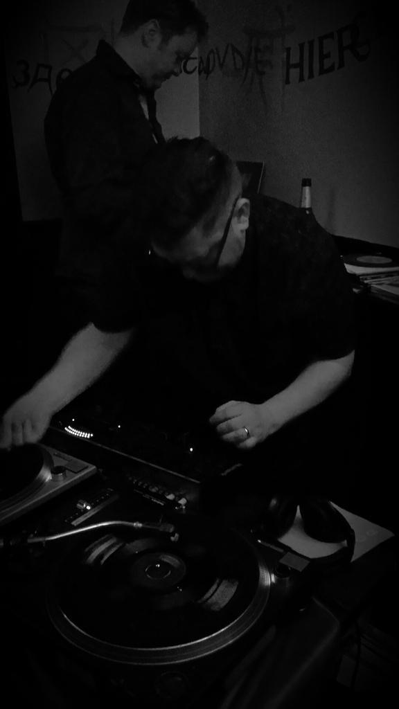 PlaySWAK's tweet photo. #Playswak DJs Donny and Karl in Anseo #vinyl #PlaySomethingWeAllKnow
#vinyljunkies #vinylDJs http://t.co/YlThfoGKPi