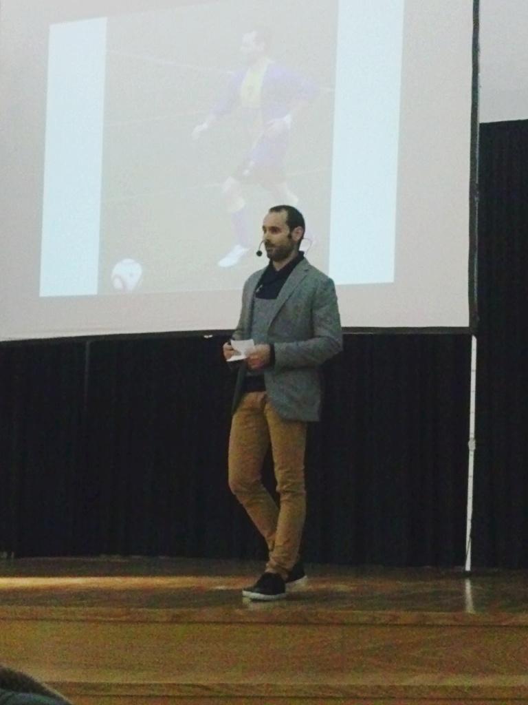 gemmacollsintes's tweet photo. Es millor Singular, i germà també! #proudsister  #singulars #brother #conference @danimenorca @LoSingulars http://t.co/njRPgQlj2x