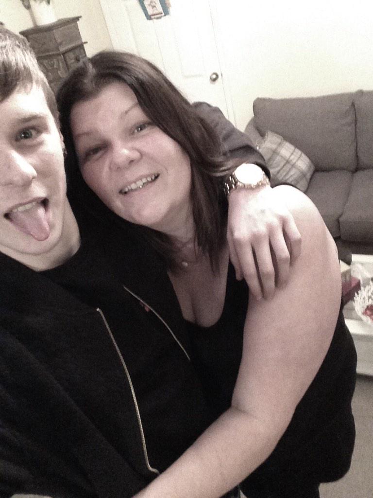 JakeGowlett's tweet photo. 🎁😘 http://t.co/83ZK4M7UnX