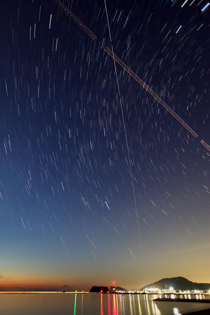 jo1ntw's tweet photo. 12/27館山市那古海岸。
富士山と国際宇宙ステーション(ISS) http://t.co/g82fRyGVLq