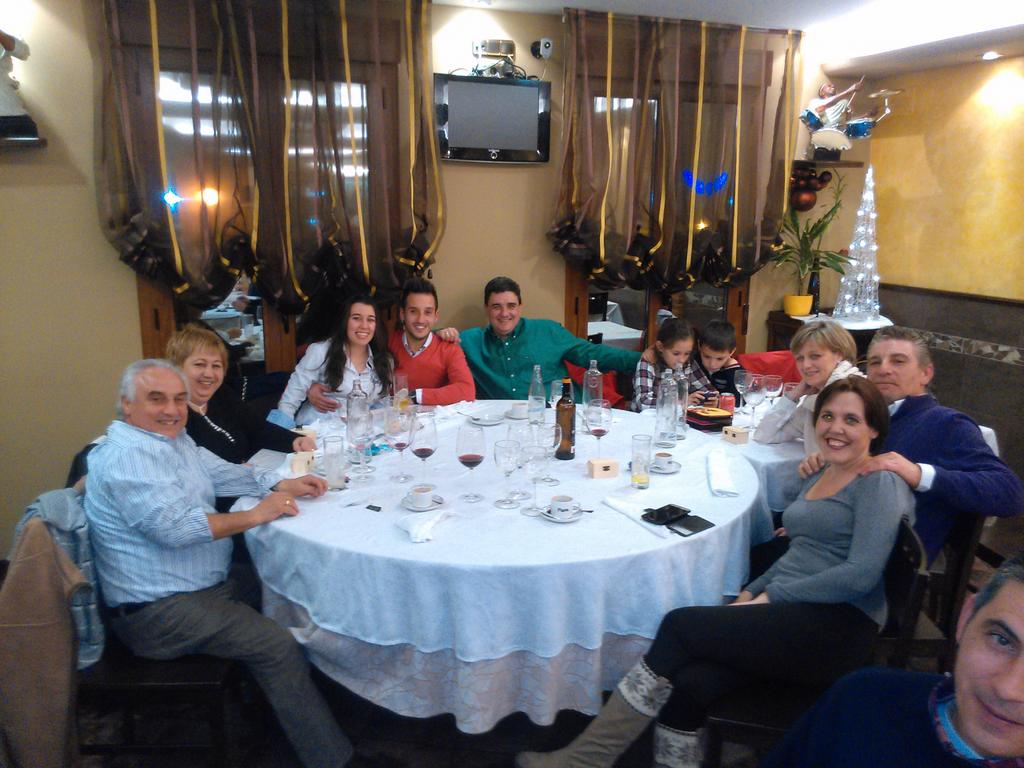 roberispi's tweet photo. ¡Cenita de empresa! ;•) http://t.co/mJCzdNXy9K