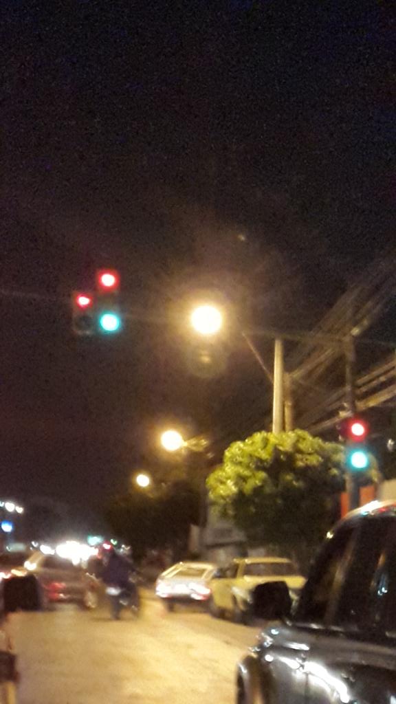 CJTorresh's tweet image. Así está el semáforo de 3 bocas, cruce Acc. Sur y Américo Picco... Lamentable!! #cronicasCiudadanas