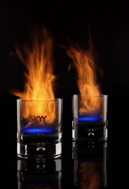 BunnyReflexivo's tweet photo. Fav si calentamos la garganta con un #SkyyVodka http://t.co/H64Whf8sF7