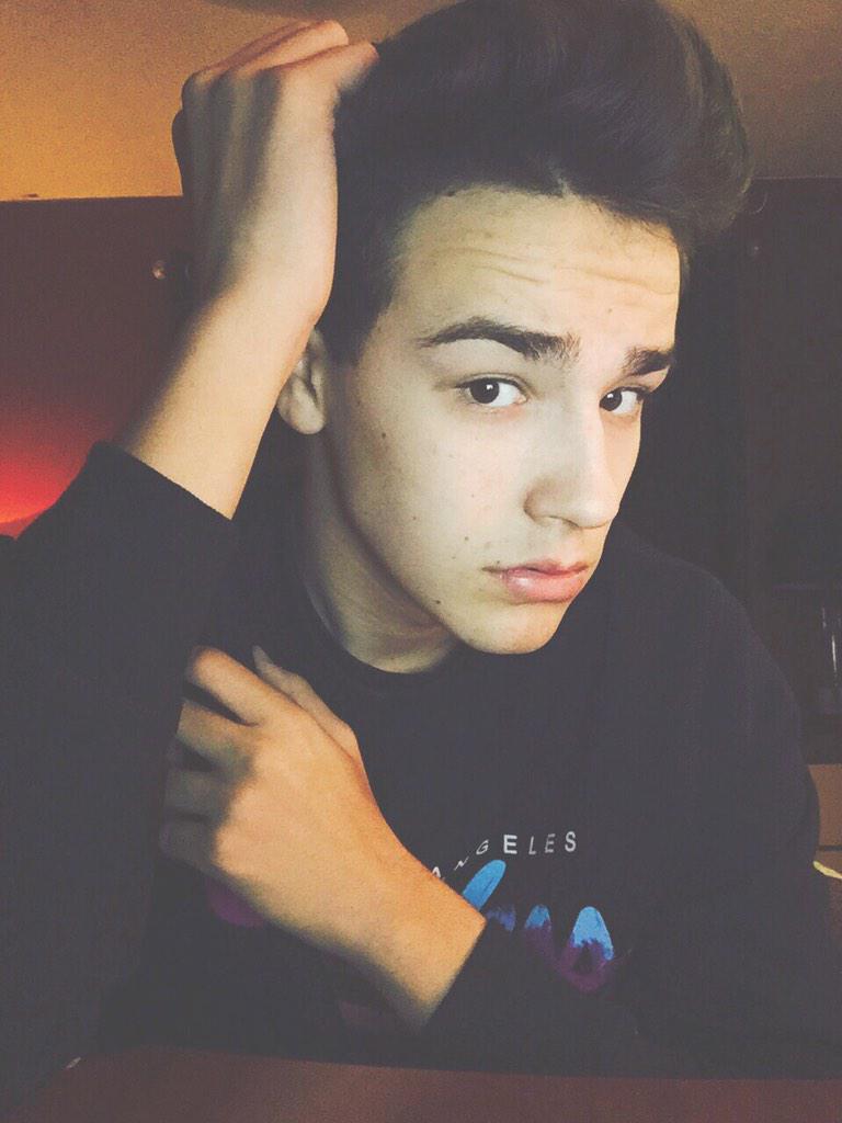 Weasywhitesides's tweet photo. “@JacobWhitesides: self ey http://t.co/ReSikxW8bT” REASON I HAVE BREATHING PROBLEMS