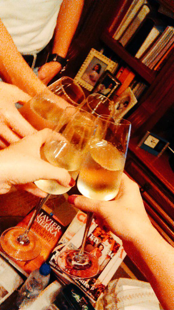SaraAlbnBarcia's tweet photo. Por el último fin de semana del año @Maria_Mguez @mercesobral @Guillermoeiro http://t.co/Br0zTC2mea
