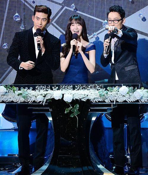 OFFICIALiyyoona's tweet photo. MC들 2PM 택연, 리휘재 @ #KBSMusicFestival http://t.co/sVsPmq3zXo