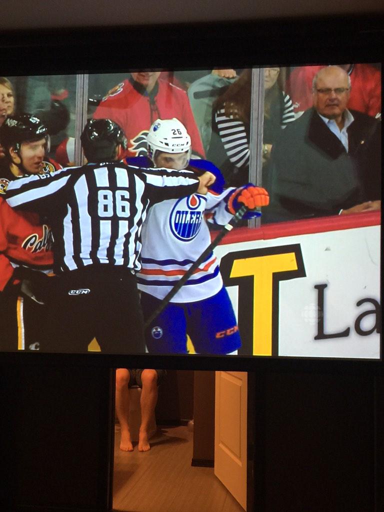 Condratow's tweet photo. @NHLFlames Do you guys have Ken working the goal light now? #gamepoops http://t.co/i4uKOMj3Nc