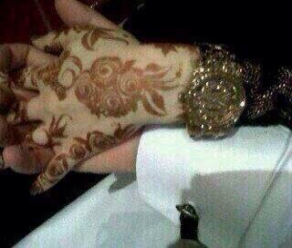 ﺍﺩﺭﻱ ﺇﻧﻲ ﺣﻴـﻞ ﺃﺣﺒﻪ ﻭﺃﻫﻮﺍﻫـ
ﻭﻫﻮ ﻳﺪﺭﻱ ﻋﻦ ﺍﻟﻘﻠﺐ ﺻﺎﺍﺍﺭ ﺑﻴﺪﻳﻨه
ﺃﻣﻮﺕ ﺃﻧﺎ ﺑﻪ ﻓﻲ ﻏﻴﺎﺑﻪ ﻭﺃﺣﻴﺎﻫـ
ﻭﺷﻠﻮﻥ ﺃﺟﻞ ﻟﻮ ﺻﺎﻓﺤﺘﻨﻲ ﻳﻤﻴﻨﻪ