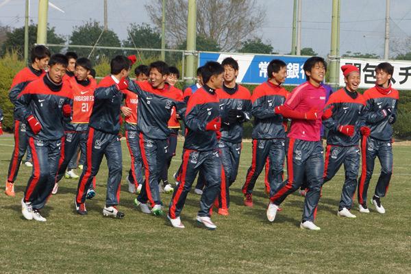 ট ইট র 赤い彗星 東福岡高校サッカー 今日の練習の様子 第93回全国高校サッカー 選手権大会に向けて 明るい雰囲気でトレーニングを行っています 東福岡高校は開幕戦で都立三鷹高校と対戦 開幕戦は日本テレビとfbs福岡放送で生放送 放送時間は12月30日