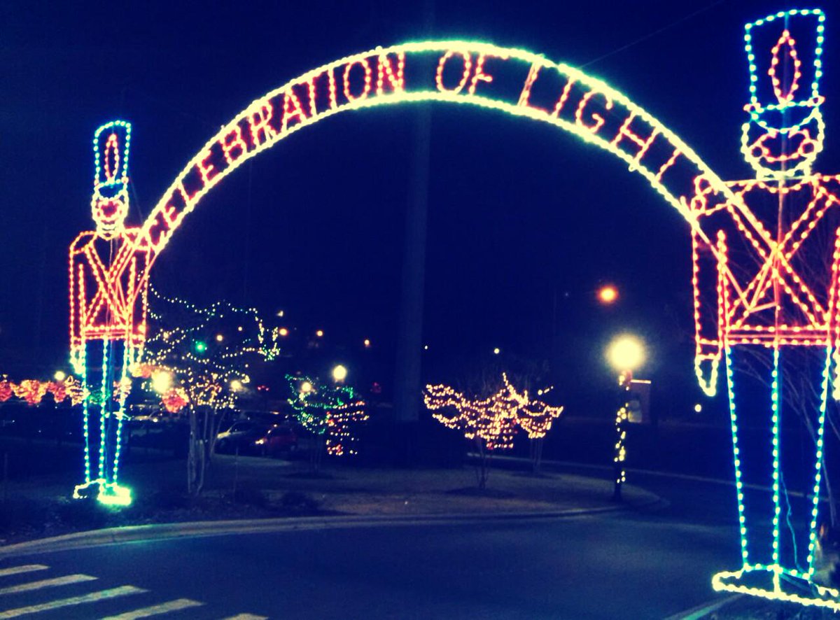 seequeencity's tweet photo. Wrapping up the holiday season at the Festival of Lights in Kannapolis #LightsGalore #BurbsofCharlotte #FREE http://t.co/FcXuYXOVu2
