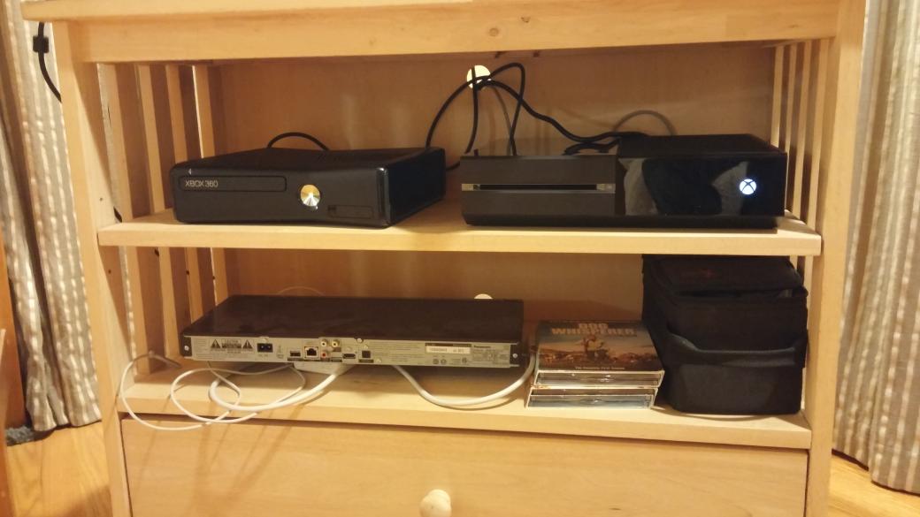 HobbesCrafted's tweet photo. Next gen vs. current gen Xboxes http://t.co/f1nUihE0EQ